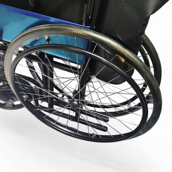 Silla de Ruedas de Lujo Compacta con Descansapiés negro