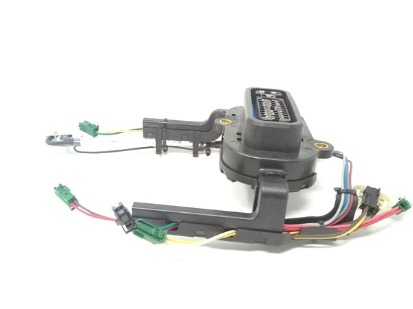 Conector plástico para computadora automotriz