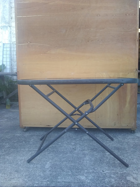 Mesa plegadiza con superficie de cristal con sombrilla