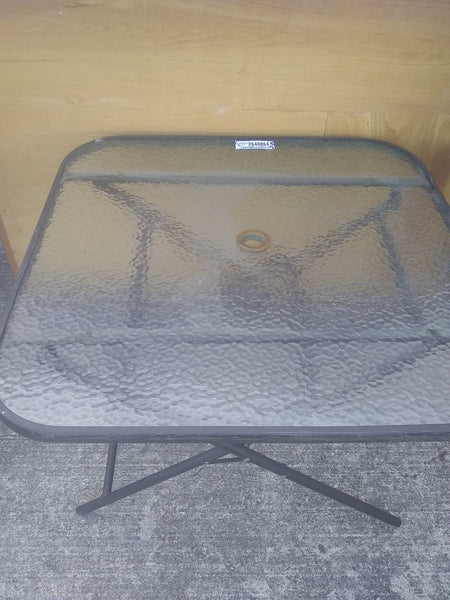 Mesa plegadiza con superficie de cristal con sombrilla