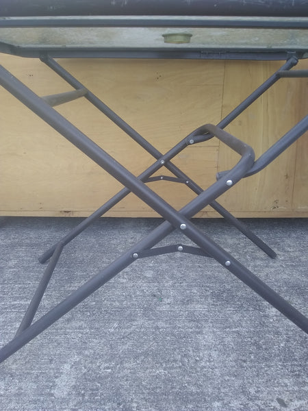 Mesa plegadiza con superficie de cristal con sombrilla