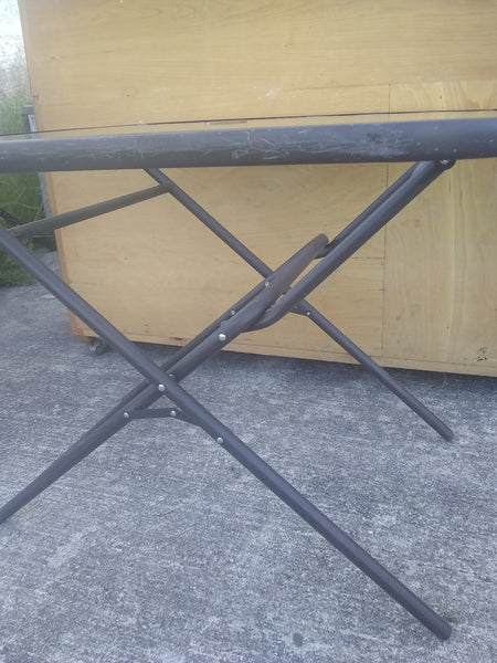 Mesa plegadiza con superficie de cristal con sombrilla