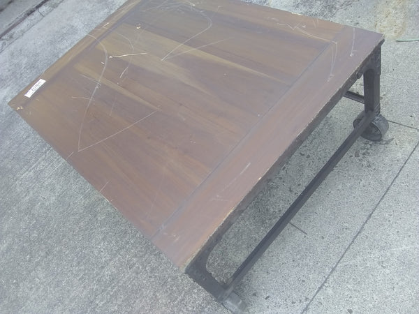 Mesa de centro con superficie de madera
