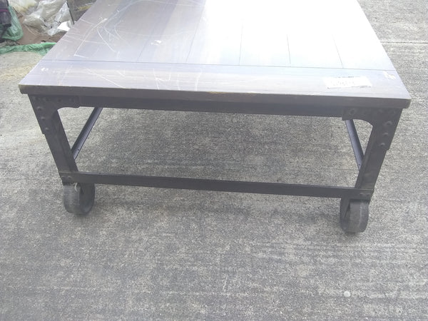 Mesa de centro con superficie de madera