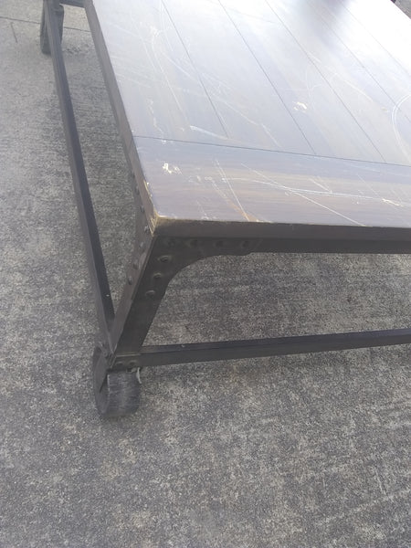 Mesa de centro con superficie de madera