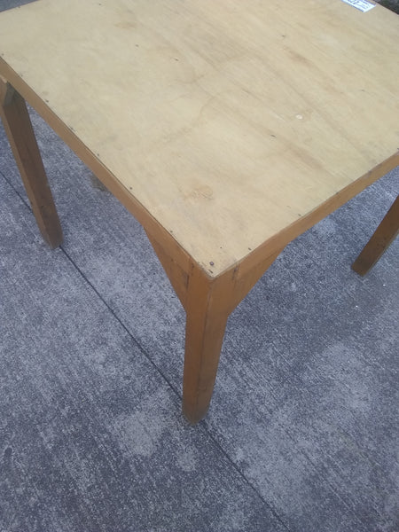 Mesa de madera de pino