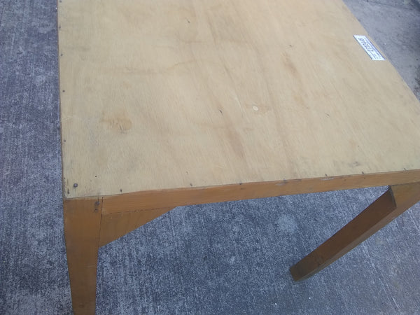 Mesa de madera de pino