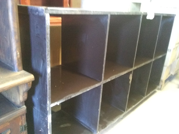 Mueble con divisiones color marrón