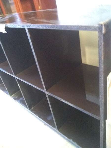 Mueble con divisiones color marrón