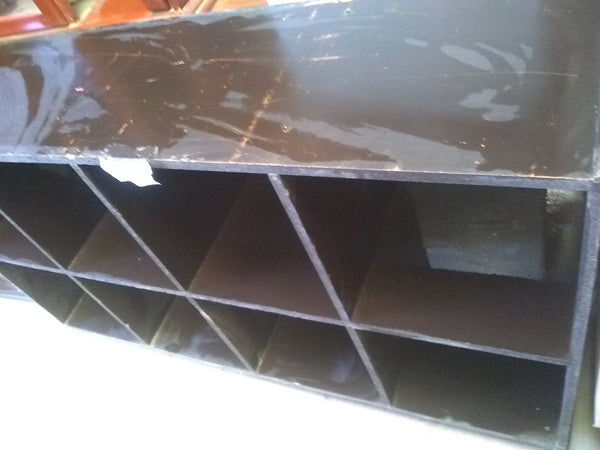 Mueble con divisiones color marrón