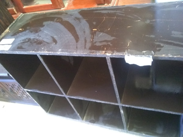 Mueble con divisiones color marrón