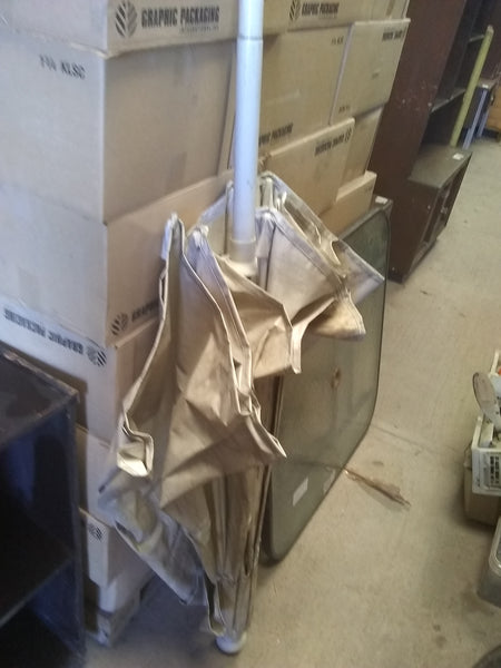 Mesa plegadiza con superficie de cristal con sombrilla