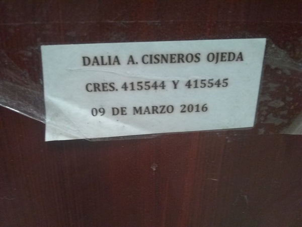 Mueble de madera con cajones de puertas corredizas