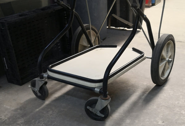 Mesa de servicio laboratorio 3 niveles con ruedas 53x73x92cms