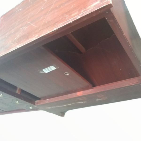 Mueble de madera con cajones de puertas corredizas