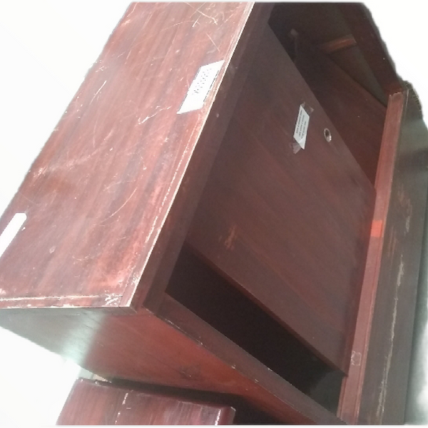 Mueble de madera con cajones de puertas corredizas