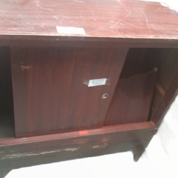 Mueble de madera con cajones de puertas corredizas