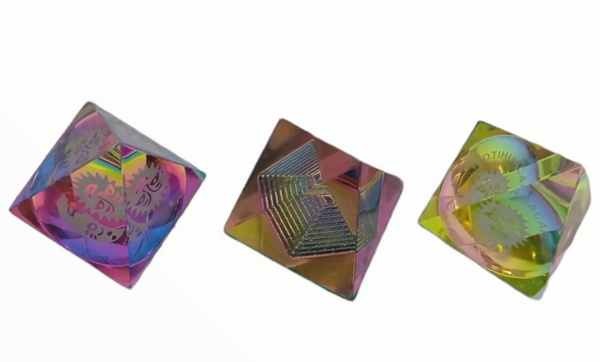 Pirámide decorativa para escritorio 4x3.8